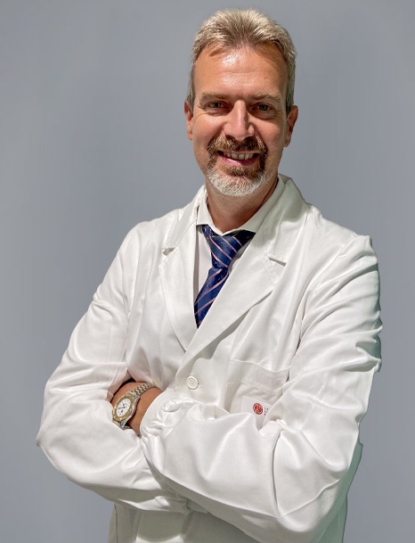 Prof. Daniele Andreini nel suo studio